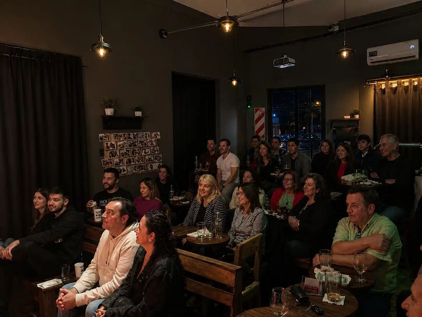 Público en una función de stand up en Tres Empanadas